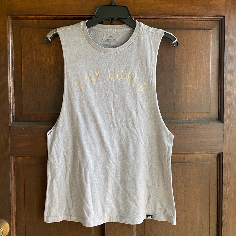 Adidas The Go-To Performance Tee workout Gray/Gold